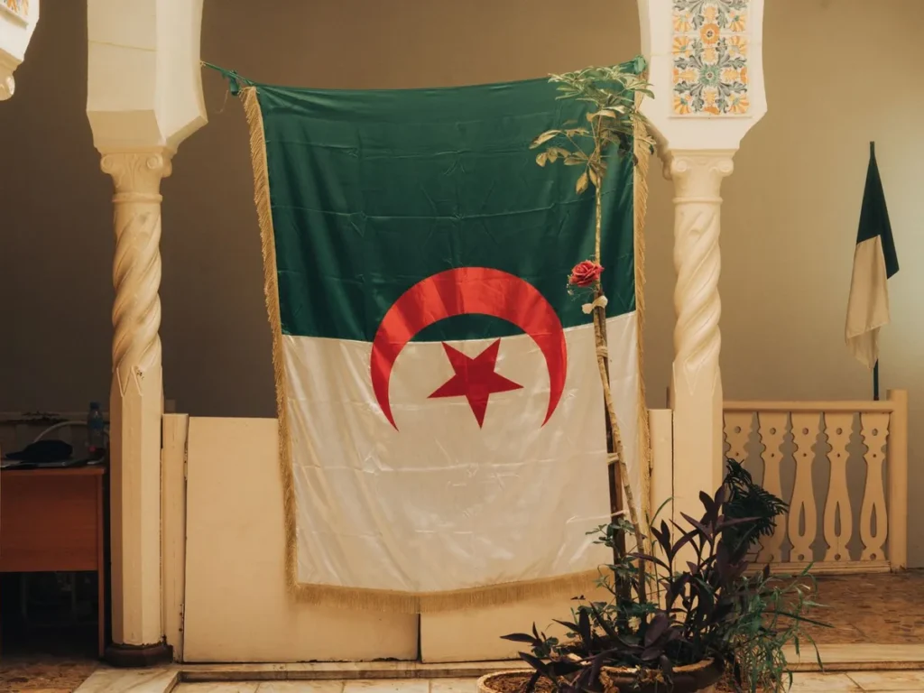Drapeau algérien accroché dans une maison à Alger, pour les chaînes algériennes en IPTV