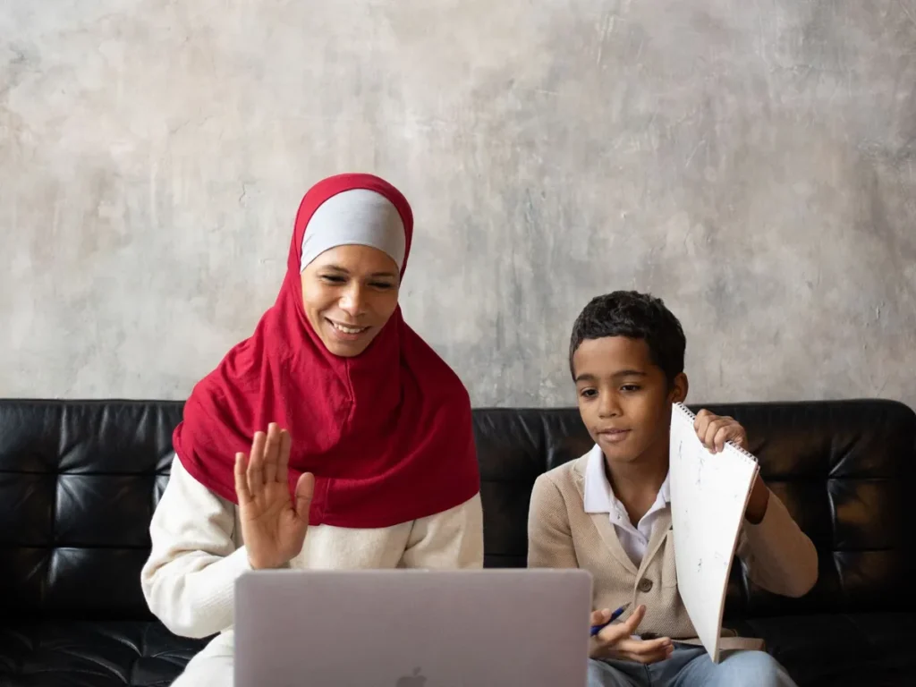 Une maman et son fils devant l'écran, IPTV pour les enfants