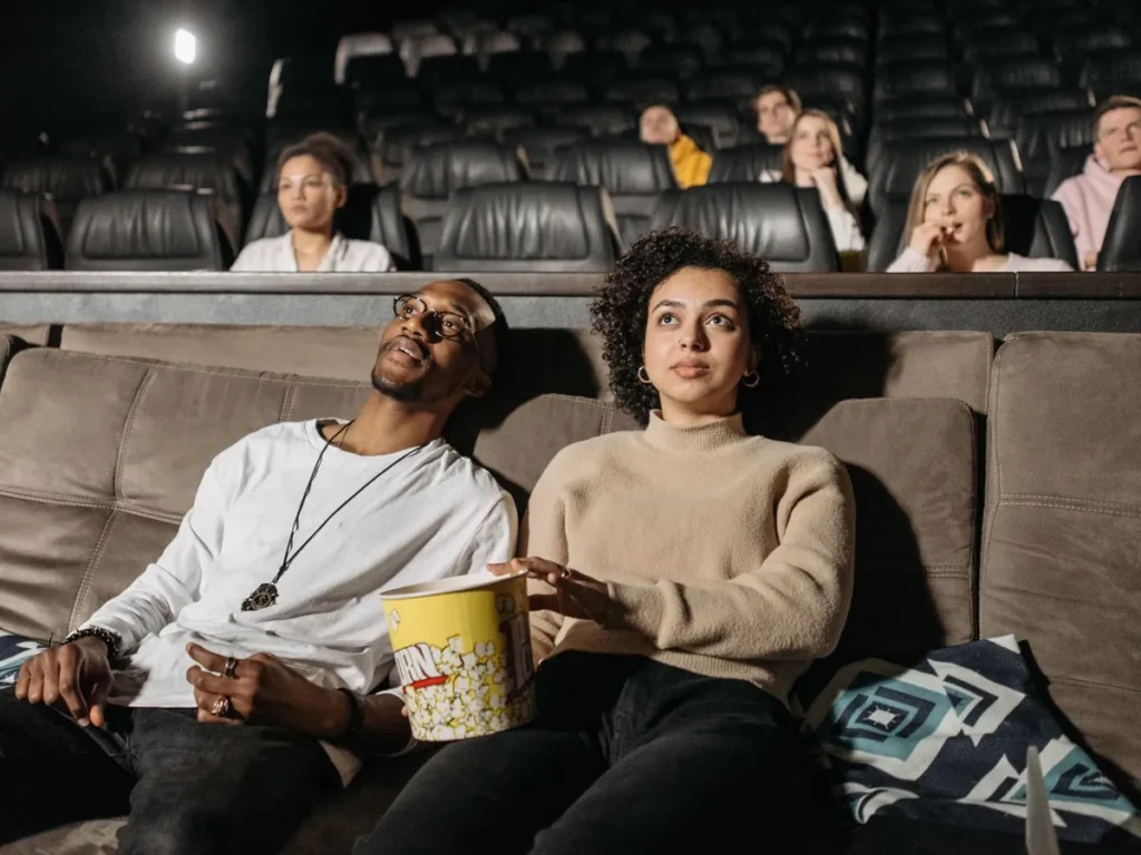 Couple devant un film avec du popcorn, films et séries en IPTV 4K