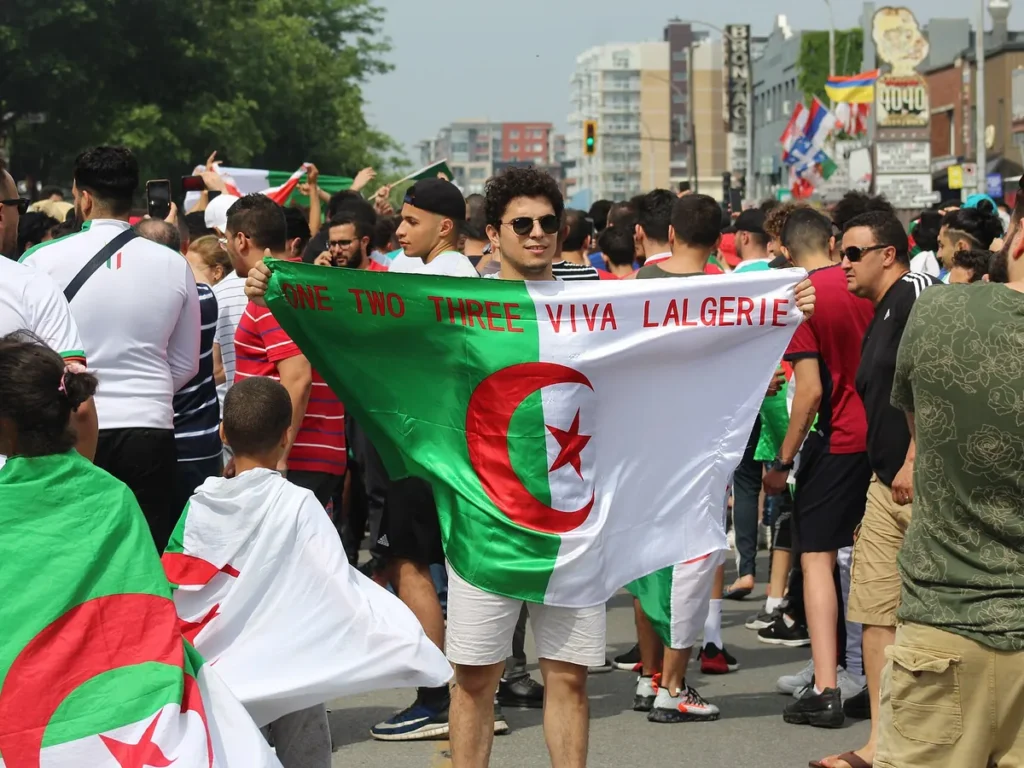 Supporters algériens avec le drapeau et la banderole One Two Three Viva L'Algérie, le foot en IPTV sport Algérie